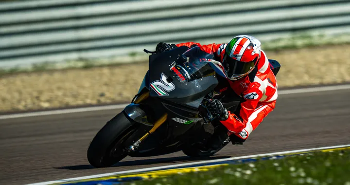 Nuova Ducati V12L: più leggera, lunga, tecnologica e pronta alla sfida elettrica