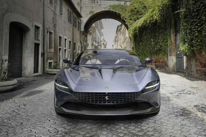 Abbandona una Ferrari Roma a un incrocio: mistero a Brescia