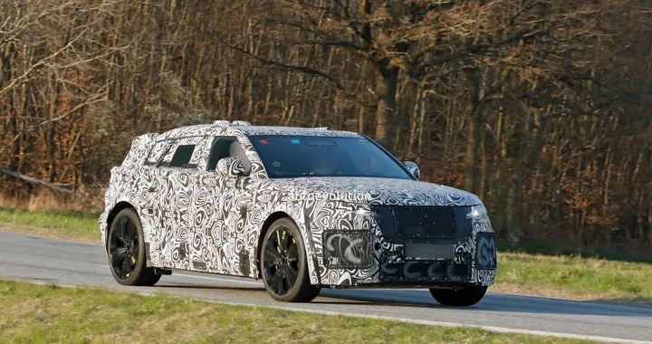 Range Rover Velar EV 2027: pizzicata su strada l'erede elettrica del SUV inglese