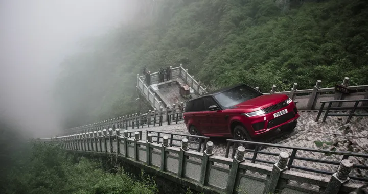 Range Rover Sport P400e è il primo SUV a salire verso la Porta del Paradiso