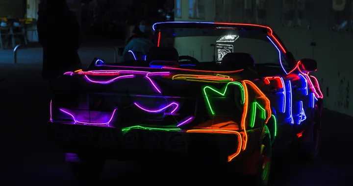 Personalizza la tua auto con questo sistema di illuminazione sottoscocca multicolore