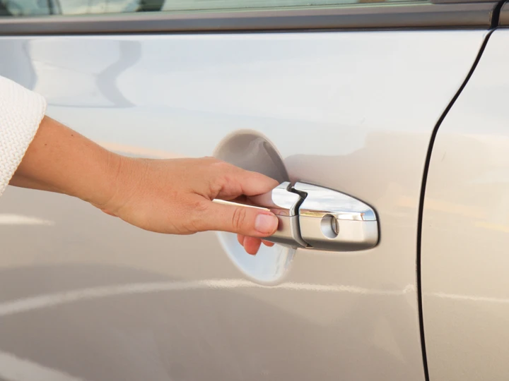 Luci sottoporta LED in offerta: migliora la visibilità quando si sale e scende dall’auto