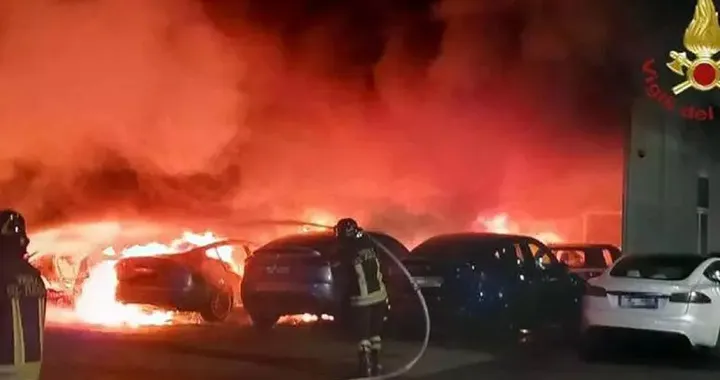 Incendio in concessionaria Tesla a Roma. Elon Musk: &quot;Terrorismo&quot;