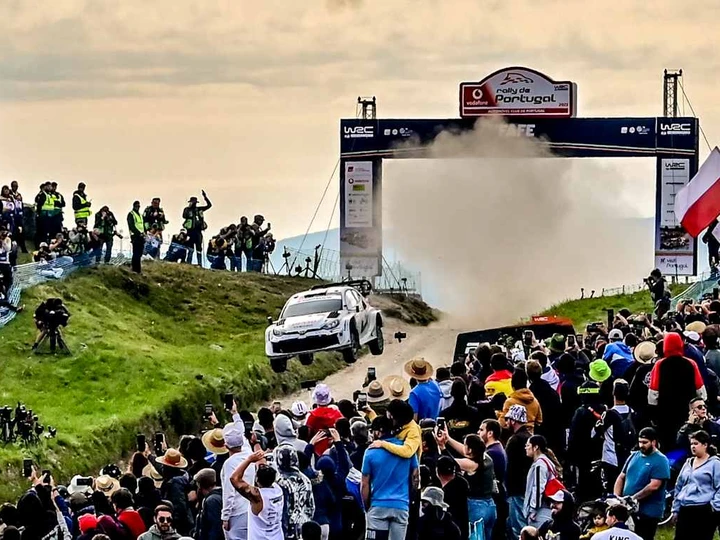 Incredibile: al Rally di Portogallo un furgone sul percorso della prova speciale