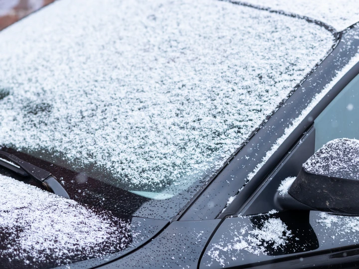 Una soluzione innovativa per rimuovere ghiaccio e neve dal parabrezza dell’auto