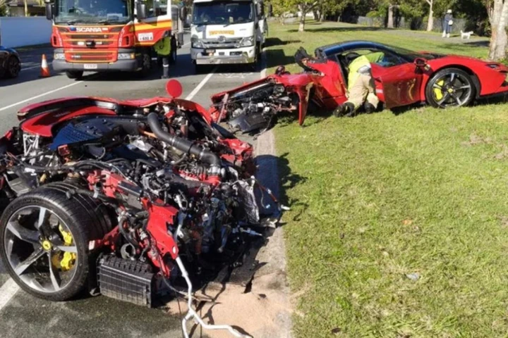 Incidente terrificante: spezzata in due una Ferrari SF90 da mezzo milione di euro