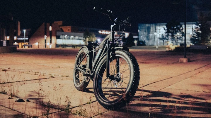 E-bike trasformata in moto sfreccia a 60 km/h: multa di 6.000 euro e sequestro