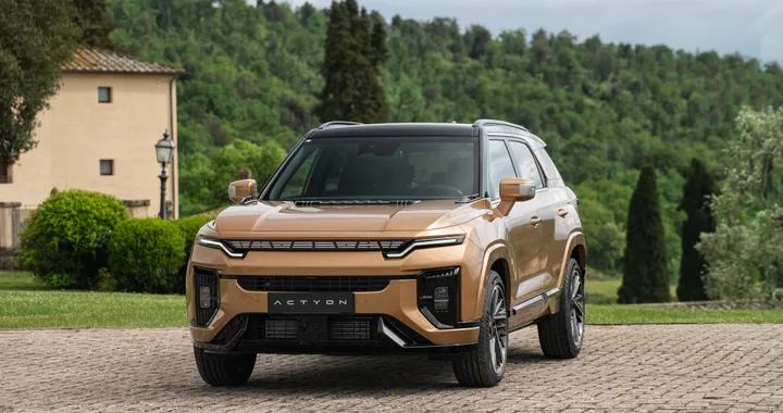 KGM Actyon, c'è un nuovo SUV a benzina. Costa 41.750 euro