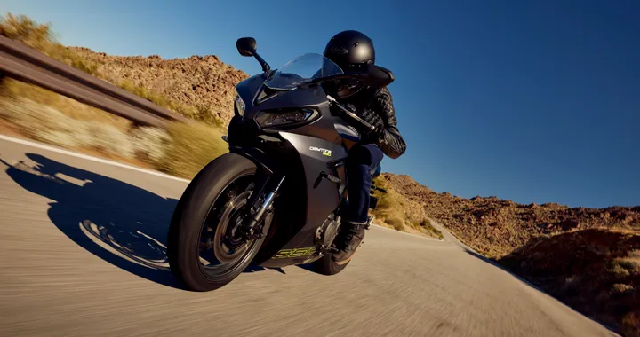 Triumph, torna la Daytona: ecco la nuova 660