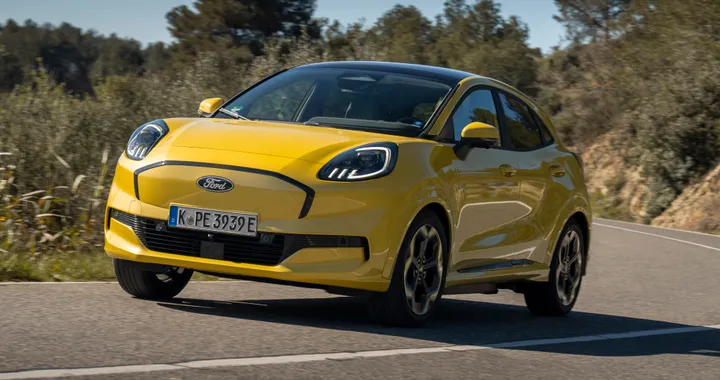 Ford Puma Gen-E si aggiorna: cresce l'autonomia e arriva BlueCruise