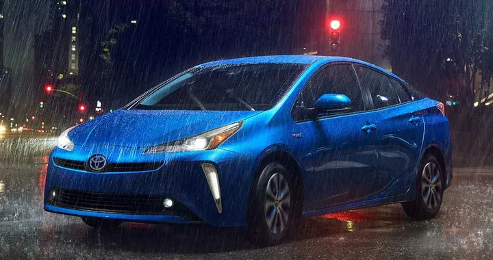Toyota Prius, il restyling con trazione integrale elettrica AWD-e