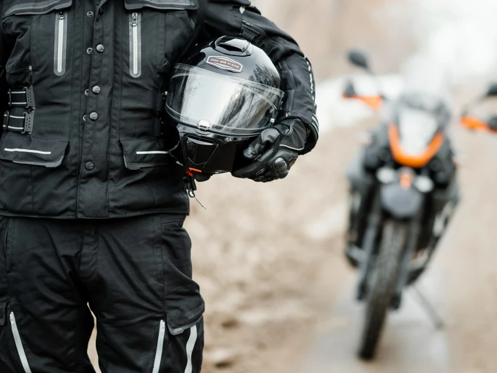 È in offerta la tuta impermeabile per utilizzare la moto anche nelle giornate di pioggia e vento