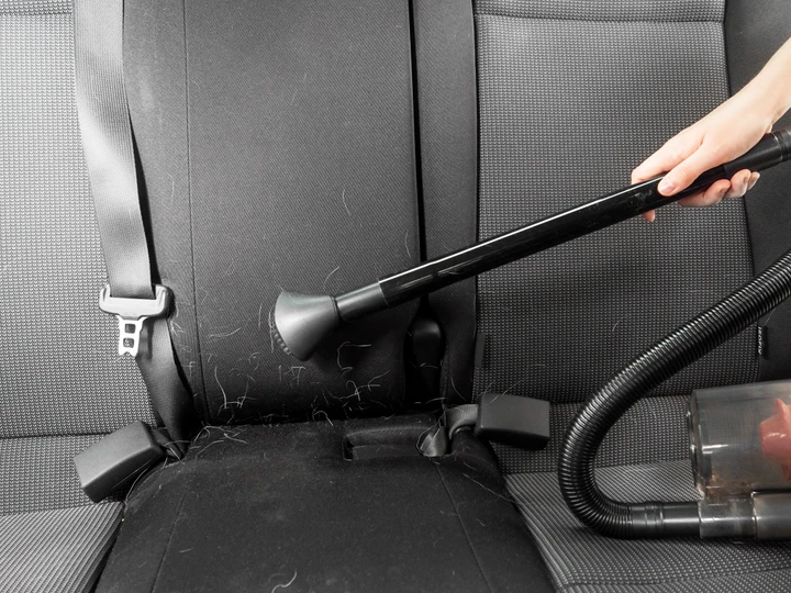 Pulire gli interni dell'automobile non è mai stato così semplice con questo pratico aspirapolvere portatile