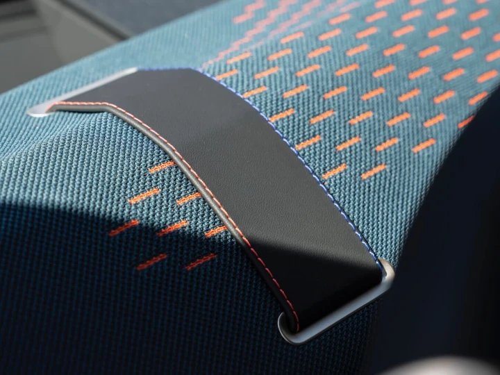 MINI Knit, il materiale riciclato per gli interni premiato con lo SPE Automotive Award 2025