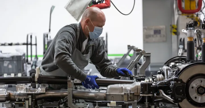 I piani di ripartenza dei produttori auto per la Fase 2 | Bentley riapre a Crewe