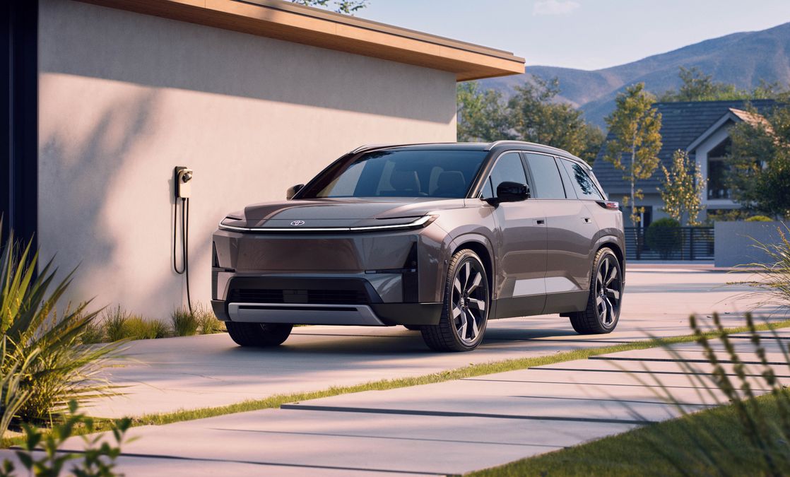 Nuova Toyota Highlander si presenta: 100% elettrica e tanto spazio per 7 passeggeri