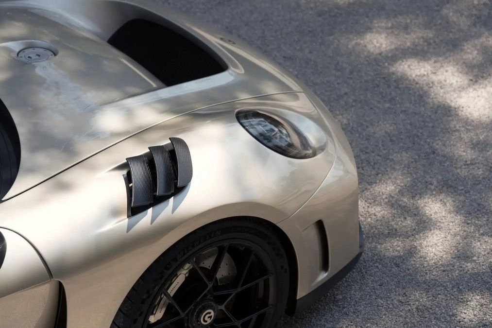 Una supercar in fibra di carbonio, con ala aerodinamica e cerchi da 20 e 21 pollici, in corsa su un'auto sportiva estrema