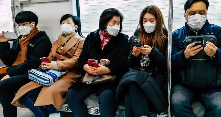 Via la mascherina su aerei, treni e bus USA: una sentenza che fa discutere