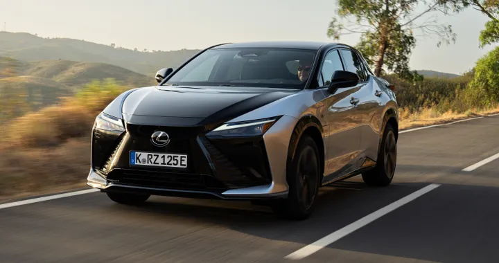 Nuova Lexus RZ, più potenza e autonomia. Il volante è speciale...