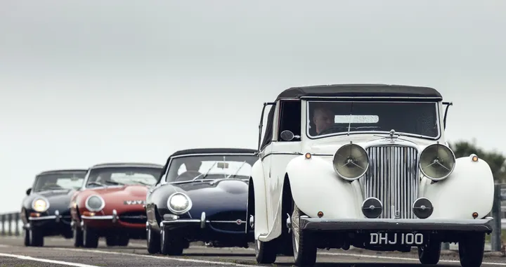 Jaguar e Land Rover festeggiano la Regina Elisabetta con 26 auto speciali