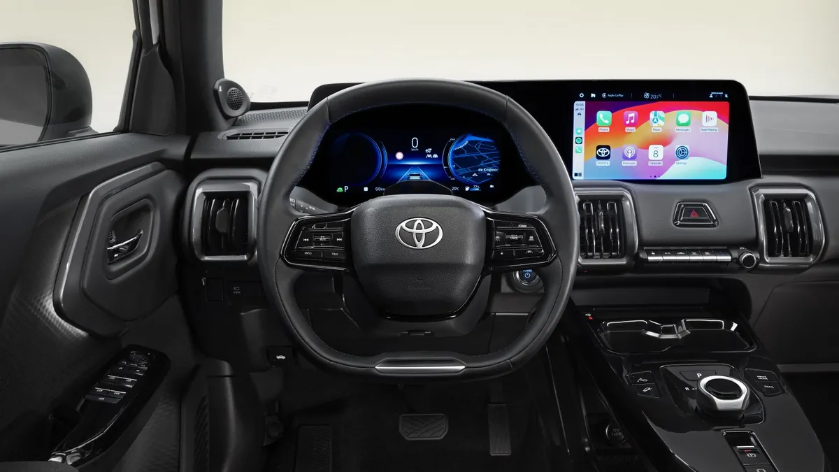 Toyota Urban Cruiser, interni e bagagliaio del SUV elettrico