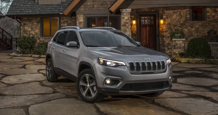 Jeep Cherokee: fari LED e motore 2.0 per il restyling