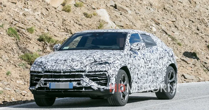 Lamborghini Urus, dal 2024 sarà solamente ibrida Plug-in. Nuove foto spia