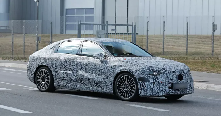 Mercedes Classe C elettrica: le nuove foto spia mostrano un abitacolo hi-tech