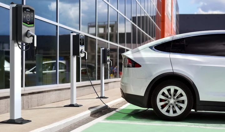 Auto elettriche nel mirino del Governo inglese: una tassa sui km percorsi. La proposta che fa discutere