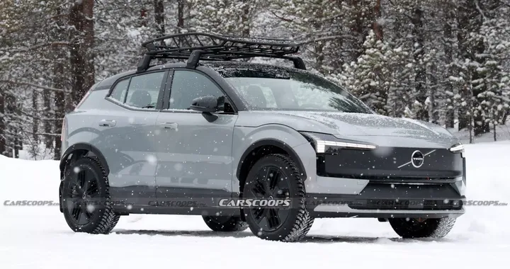 Volvo EX30 Cross Country pronta al debutto. Look off-road per l'avventura