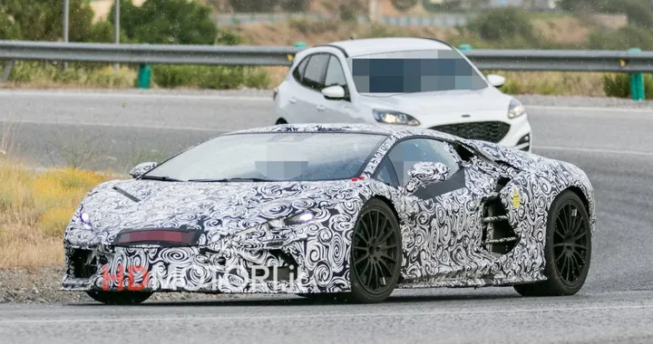 Lamborghini Aventador, le foto spia dell'erede della supercar che sarà ibrida