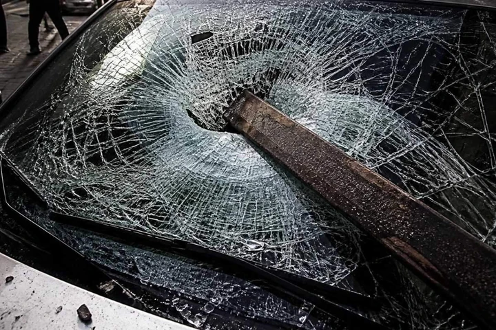 L'incidente è agghiacciante, la barra vola nel parabrezza: conducente vivo per miracolo