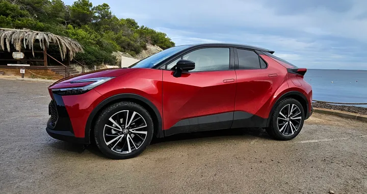 Toyota C-HR, la seconda generazione debutta su strada. Primo contatto