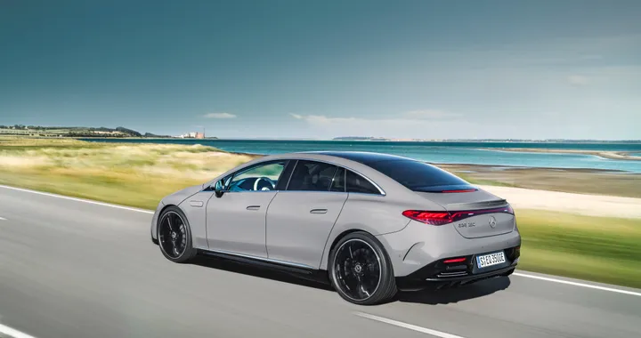 Mercedes EQE, la futura versione AMG si fa vedere su strada