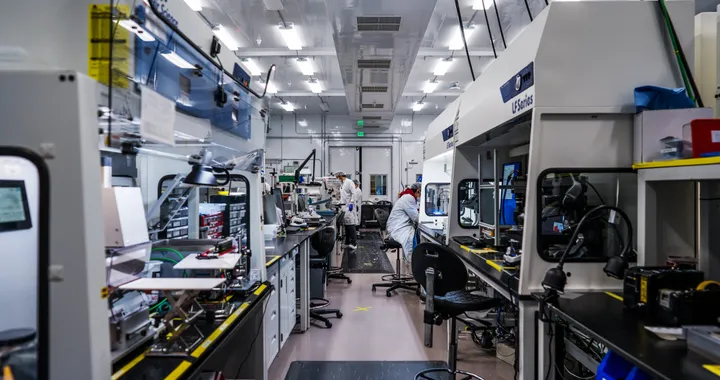 QuantumScape testa le nuove celle allo stato solido a 16 strati