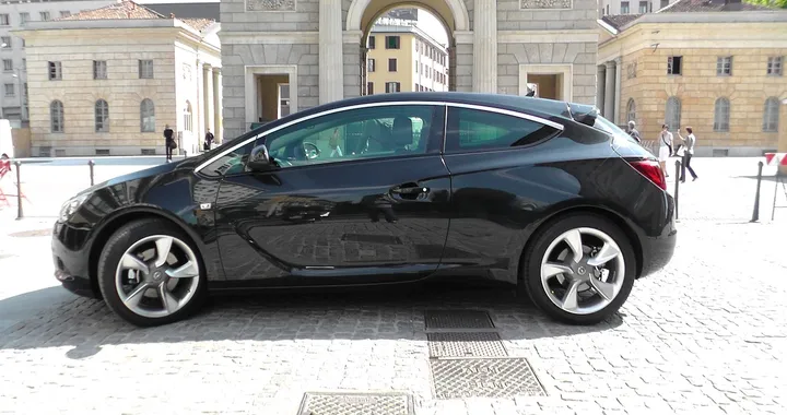Opel Astra GTC: Tutte le immagini