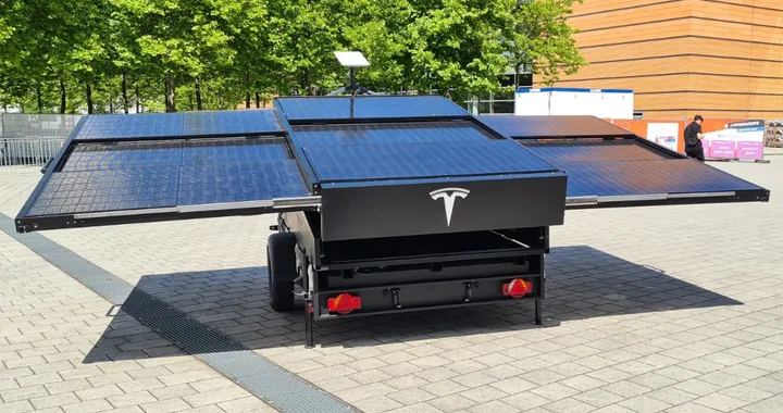 Tesla mostra un carrello &quot;range extender&quot; con pannelli solari e connettività Starlink
