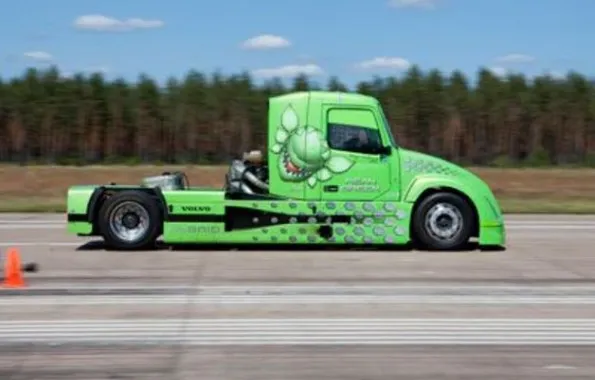 Volvo Mean Green: il truck ibrido da 265 Km/h