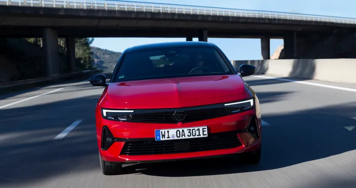 Opel Astra, adesso anche nella versione Hybrid da 136 CV. Prezzi