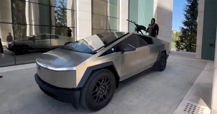 Tesla Cybertruck trasformato in veicolo militare: Elon Musk smentisce