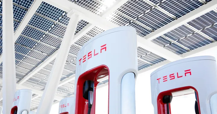 Tesla apre ai pagamenti con charging card in Europa per i Supercharger