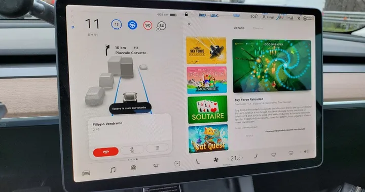 Tesla, stop all'uso dei videogiochi con l'auto in movimento