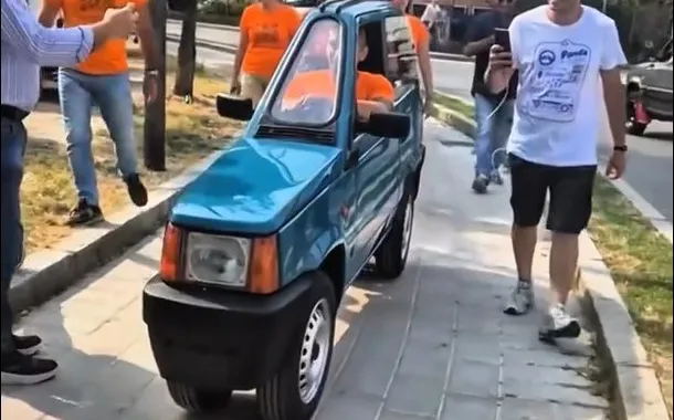Questa è la FIAT Panda più stretta del mondo: solo 50 cm