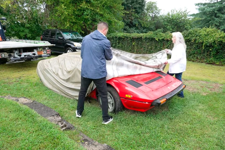 Lascia la Ferrari in giardino per anni: quando sollevano il telo, la sorpresa è enorme