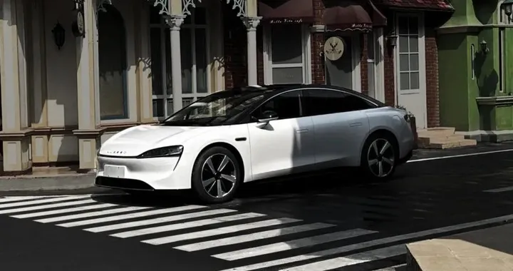 Huawei Luxeed, già tante foto della coupé sportiva elettrica