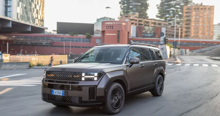 Hyundai Santa Fe Plug-in Hybrid si aggiorna: cresce la potenza con il MY2026 ma il prezzo non cambia