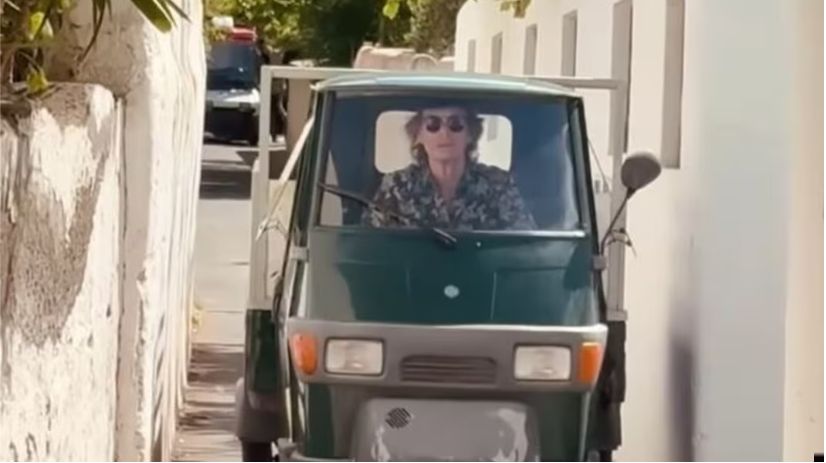 Copertina: Mick Jagger in Ape a Stromboli: ma la festa finisce con i Carabinieri e una multa