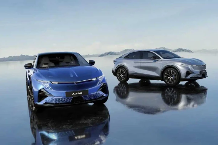 Alpine A390, nuova fastback per cuori forti: caratteristiche e prezzo