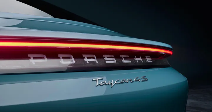 Porsche Taycan, viaggiare in elettrico è possibile: 1000 Km in 9 ore | Video